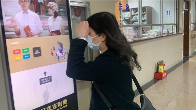 曾任台北律师公会会计的李雪琴，被控2013年到2020年侵吞公会公款6098万元，台湾高等法院判她7年徒刑，民事部分北院则判赔5591万2263元。北律陆续清查其经手帐目，又发现侵占公款情事并提出告诉，检方起诉认定共侵占2912万2988元。北律再提出民事求偿，台北地院今下午开庭，李女泣诉自己可以每个月还款，希望公会原谅她。（记者赖佩璇摄）