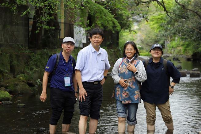 云林县政府「日本水利考察团」前往日本三岛市，了解源兵卫川改造过程与再生成果，9日副县长谢淑亚（右二）表示「GW三岛事务局」推动源兵卫川再生经验，将可作为云林县河川治理的绝佳参照范本。（云林县政府提供／张朝欣云林传真）
