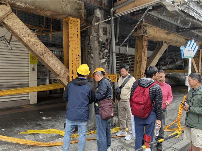 地震造成土城「台北一家亲」社区1楼2根梁柱爆开，53户住户被迫离家。（王扬杰摄）