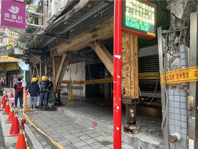 地震造成土城「台北一家亲」社区1楼2根梁柱爆开，53户住户被迫离家。（王扬杰摄）