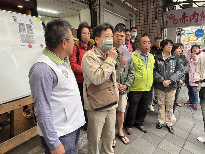土城「台北一家亲」社区主委薛先生（前排左二）严重怀疑建商偷工减料。（王扬杰摄）