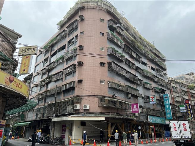 地震造成土城「台北一家亲」社区1楼2根梁柱爆开，53户住户被迫离家。（王扬杰摄）