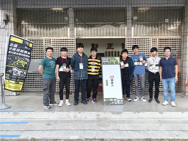 基隆商工派出多组学生组队参与劳动部举办的北区技能竞赛，由资讯科2年级林柏翰（图右2）及航电科2年级欧阳圣（图右3）获得了机器人职种的北区亚军，也取得了进军全国大赛的门票。（基隆商工提供／张志康基隆传真）