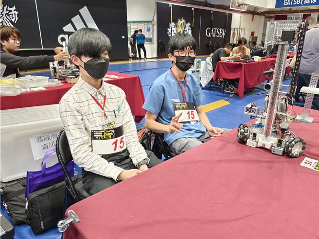 基隆商工派出多组学生组队参与劳动部举办的北区技能竞赛，由资讯科2年级林柏翰及航电科2年级欧阳圣获得了机器人职种的北区亚军，也取得了进军全国大赛的门票。（基隆商工提供／张志康基隆传真）