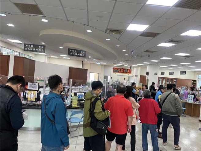 基隆市政府自3月29日起推出公益青年电动机车全新方案，截至9日申请数已超过4200件，基市环保局目前拟规画追加预算，并研拟扩大电动机车厂牌选择，提供基隆市民多元选项。（本报资料照）