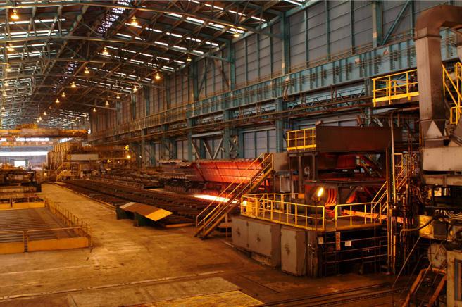 中钢近期成功于第二热轧工导入扁钢胚「智慧动态间距出炉」程控系统，在维持产线三块扁钢胚之高效率轧延模式，原常态启用4台高压泵浦驱动钢胚除銹器喷水的制程可减用1台泵浦，达到节电、降本及减碳三大效益。图／中钢提供