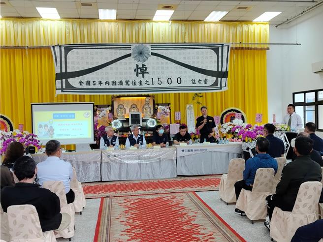 雲林監理站9日在雲林縣斗六市八德生命園區辦理「酒駕累犯道安講習」，22名學員在靈堂場域中體會生命無價的真諦，學員坦言到殯儀館確實有壓力，是最靠近死亡的道安講習。（雲林監理站提供／張朝欣雲林傳真）