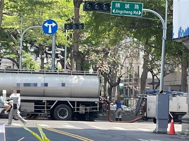 近年台中市水肥量不減反增，台中市議員何文海9日指出，近日親眼目睹小型水肥車把水肥「偷渡」到大型水肥車上，再進場處理，質疑台中代收外縣市水肥；中市環保局長陳宏益否認並指出，近日並無查獲相關案例。（台中市議員何文海提供／潘虹恩台中傳真）