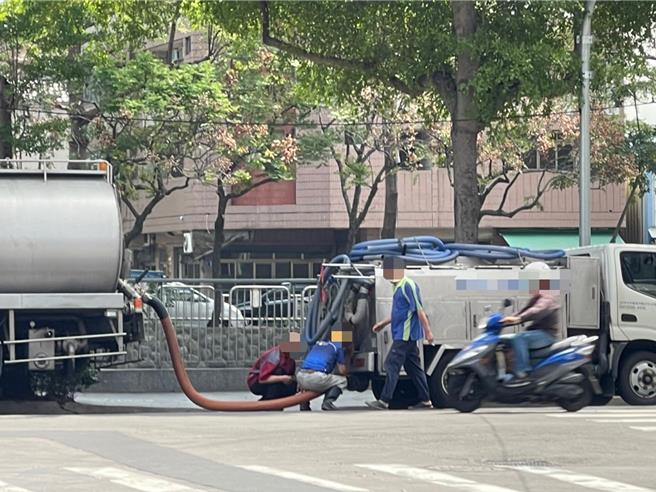 台中市議員何文海9日指出，近日親眼目睹小型水肥車把水肥「偷渡」到大型水肥車上，質疑台中代收外縣市水肥；中市環保局長陳宏益否認並指出，近日並無查獲相關案例，可能是台中市內水肥「小車換大車」場景。（台中市議員何文海提供／潘虹恩台中傳真）