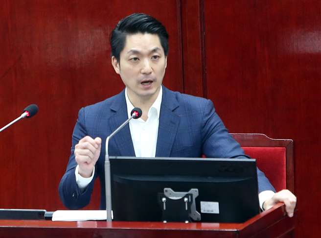 台北市長蔣萬安（見圖）9日到台北市議會舉行施政報告並備詢。（趙雙傑攝）