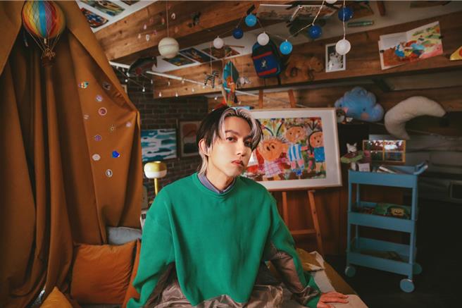 林宥嘉9日释出新歌MV，晒出儿女手绘的全家福。（华研国际提供）