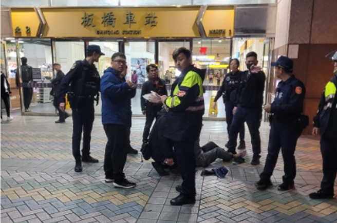 板橋火車站北2門外，警察抓嫌犯，有警員因此受傷送醫。（翻攝爆廢1公社）