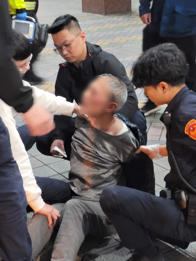 疑似嫌犯的男子被警方上銬。（翻攝爆廢1公社）