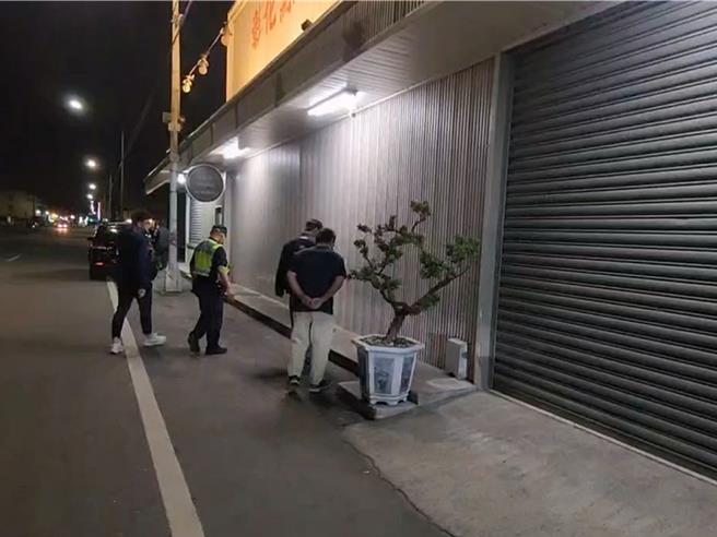鹿港警分局9日晚間已由偵查隊派鑑識人員前往彰化縣議員楊竣程服務處採證調查。（民眾提供／孫英哲彰化傳真）
