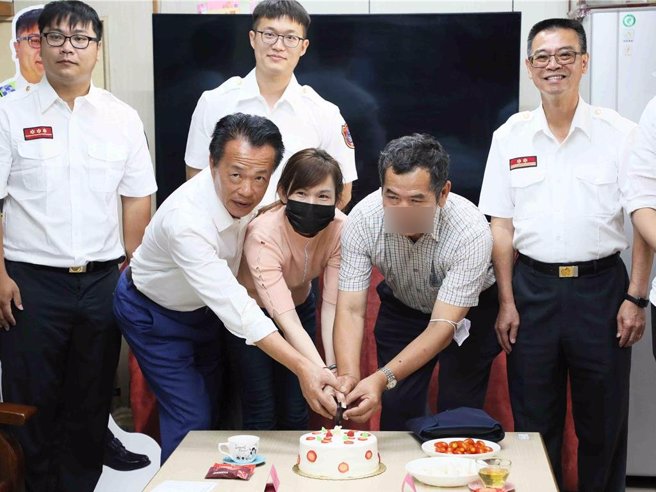 嘉義縣翁章梁也到場一起切蛋糕，並肯定消防弟兄的救護量能。（嘉義縣政府提供／呂妍庭嘉義傳真）