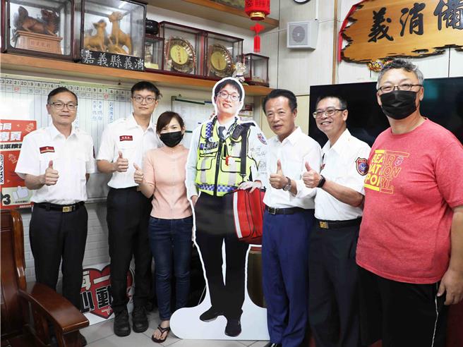 9日消防局在新港分隊舉辦「生命重生分享會」，2位經救護人員急救得以重生的民眾特別到場感謝救命恩人、大貴人。（嘉義縣政府提供／呂妍庭嘉義傳真）