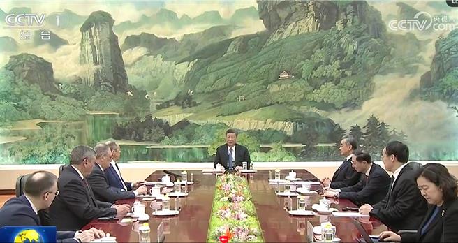 中國國家主席習近平9日下午與俄羅斯外長拉夫羅夫舉行會晤。（摘自大陸央視新聞畫面）