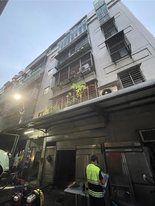 新庄中信街一处民宅下午冒出白烟，原因为屋主在加热食物时竟抽空去洗澡，造成炉具起火。（新北市消防局第二大队提供／吕健豪新北传真）