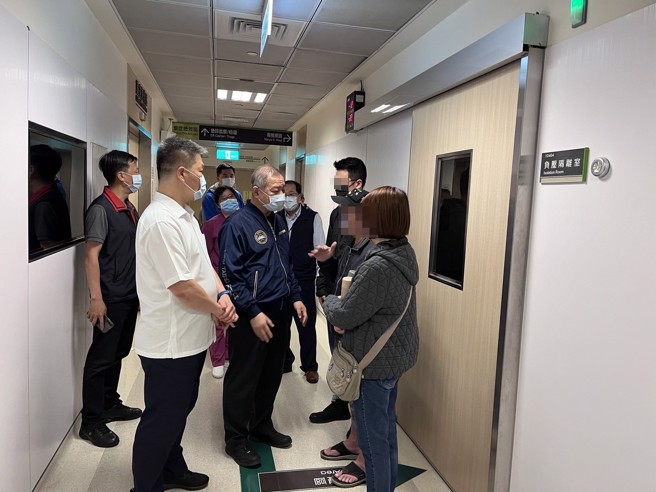 新北市警局局長廖訓誠與板橋分局分局長陳宇桓到醫院慰問受傷警員及安撫家屬情緒。（翻攝畫面）