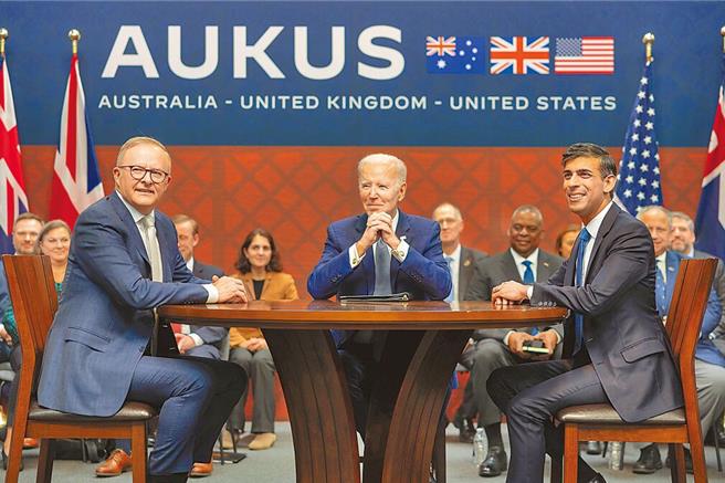 美英澳防长8日宣布，就日本加入「澳英美三方安全伙伴关系」（AUKUS）的「第二支柱」进行谈判。图为美国总统拜登（中）、英国首相苏纳克（右）及澳洲总理艾班尼斯（左）出席AUKUS峰会。（摘自英国首相官邸官网）