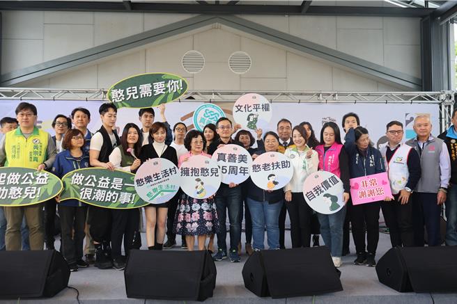 真善美社會福利基金會在桃園中壢中原文創營區開辦「請擁抱我的不完美」公益特展。（真善美社會福利基金會提供／蔡明亘桃園傳真）