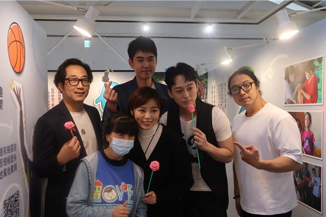 藝人王瞳領軍霸氣樂團，為真善美社會福利基金會公益特展開幕日獻唱。（真善美社會福利基金會提供／蔡明亘桃園傳真）