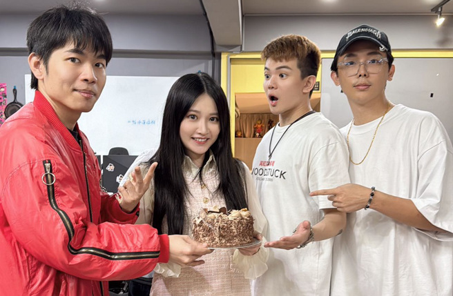 网红艾瑞丝（左二）证实离开YouTuber团体「反骨男孩」。（图／艾瑞丝提供）