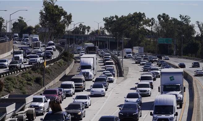 美国一名女子在繁忙的高速公路开枪射击，竟宣称是上帝透过日食要她扫射。图非当事人车辆。（美联社）