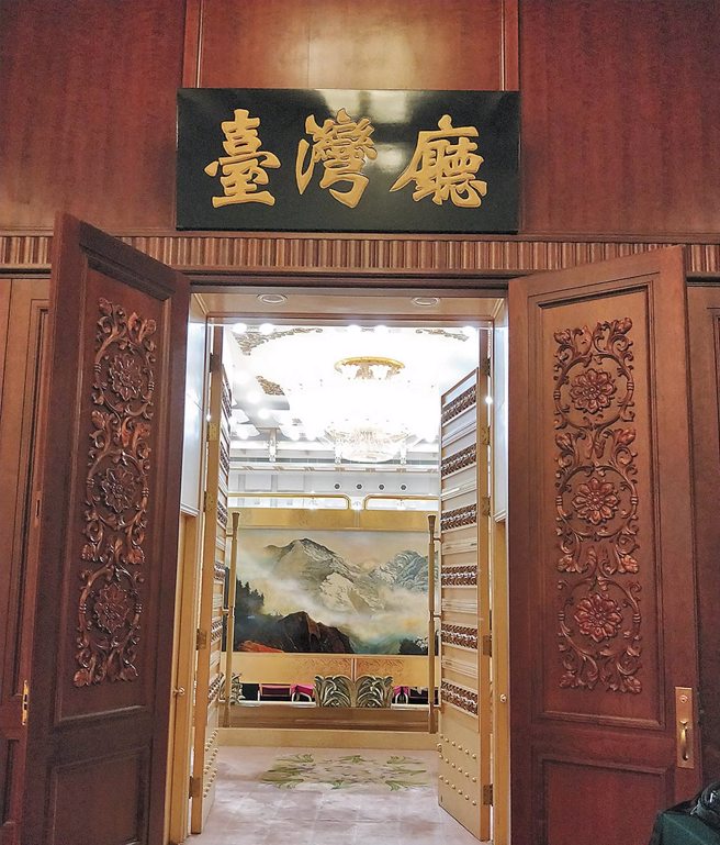 各界瞩目的「马习二会」拟10日下午登场。台媒9日傍晚接获通知，10日14点45分至人民大会堂北门集合，而前立委郭正亮表示，「如果在台湾厅就有点尷尬，马英九就要讲一点九二共识的内涵是什么，不然回台湾要怎么交代？」（中时资料照／陈君硕摄）