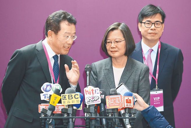 總統蔡英文(中)雖卸任在即，但國安會秘書長顧立雄(左)可能接任國防部長，引發討論。（示意圖／本報資料照片）