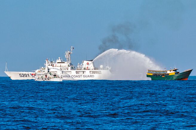1999年，菲律賓刻意將《馬德雷山號》擱淺在仁愛礁，主張實際控制，並定期運送補給和駐軍輪替，大陸海警多次以射水炮（見圖）等手段，阻撓菲方為坐灘艦運補物資。（路透）