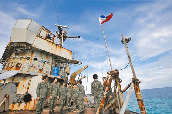 1999年，菲律賓刻意將《馬德雷山號》（見圖）擱淺在仁愛礁，主張實際控制，並定期運送補給和駐軍輪替，大陸海警多次以射水炮等手段，阻撓菲方為坐灘艦運補物資。（美聯社）