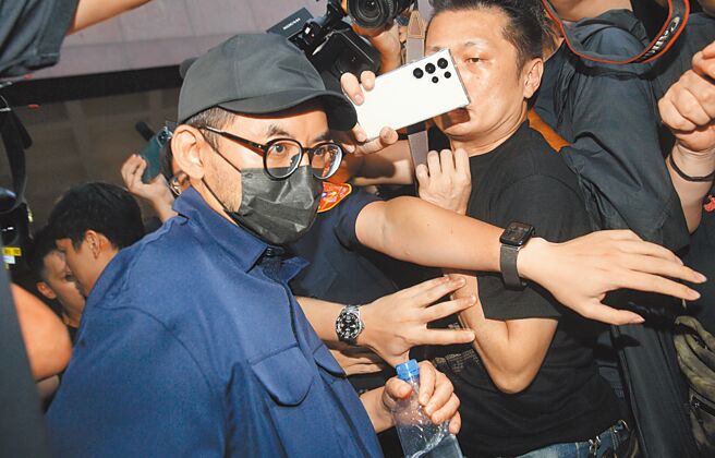 一名「K小姐」指控17岁那年曾遭艺人黄子佼（左）性侵，晚间K小姐也发出声明，将对黄提告。（本报资料照片）