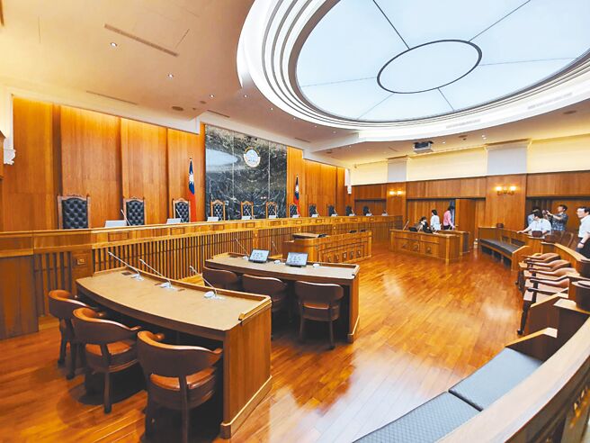 胡姓男子前年从彰化开夜车北上，在台北市区不断闯红灯，以时速120公里在士林区承德路、中正路口，撞死陈姓机车骑士，最高法院依杀人未遂罪判处6年6月徒刑，施以监护3年，全案定谳。（本报资料照片）