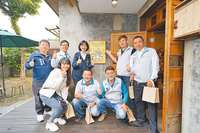 新竹市政府秘书长张治祥（后排左三）8日主持「修復柑仔店」揭牌仪式，即起集合二手市集与惜食摊贩，邀请职人与志工执行「以修代购」4大惜物行动。（陈育贤摄）