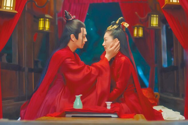 《千古玦尘》中周冬雨（右）和许凯大婚甜蜜唯美。（中视提供）