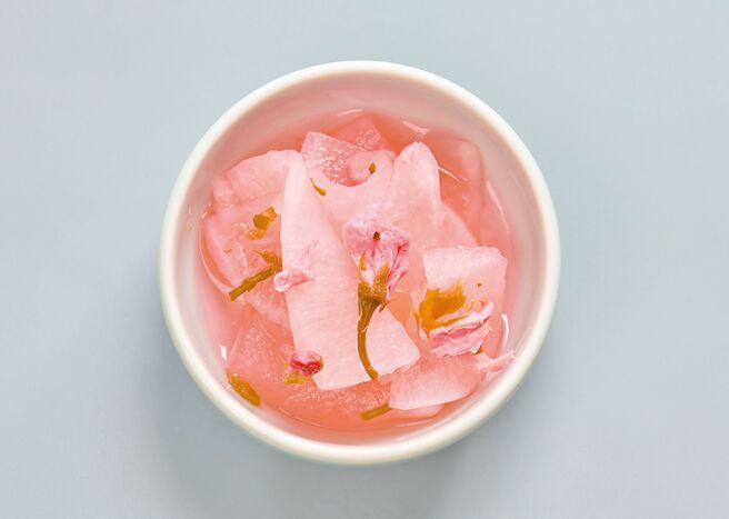 金子半之助「櫻花蘿蔔漬」酸爽脆口，可免費品嘗及續加。（香繼光集團提供）