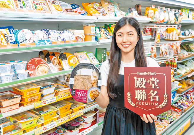 全家攜米其林指南推薦餐廳「寒舍食譜」推「秘製十三香排骨便當」，135元。（石智中攝）