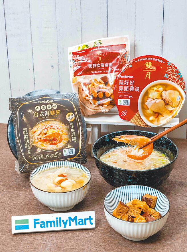 全家攜手山海樓推「台式海鮮粥」75元；雙月食品社新品「蒜好好蒜頭雞湯」69元、10日登場的「秘製吹風滷味」55元。（石智中攝）