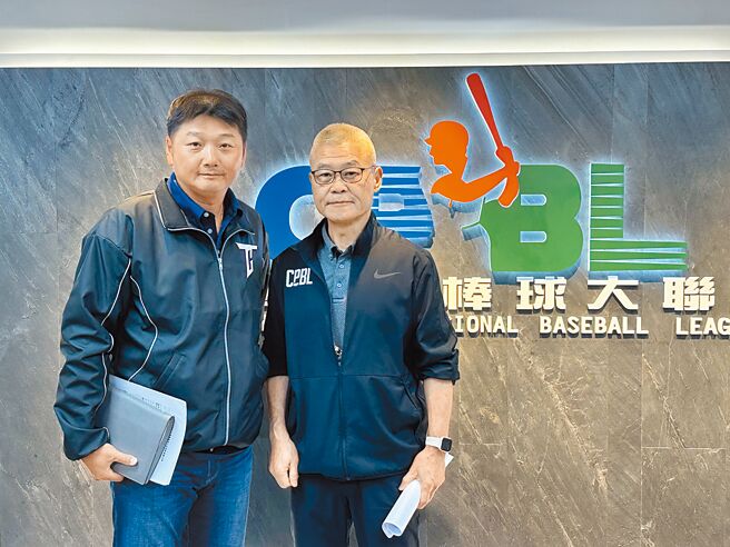 世界棒球12強賽中華隊總教練曾豪駒（左）、中職祕書長楊清瓏8日宣布教練團名單。（中職提供）