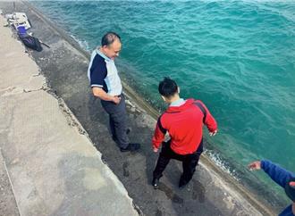 釣客耍帥「擺Pose」慘落海  澎警馳援套纜將他救起
