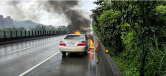 基隆台62線火燒車！車主自行脫困…淡定叫計程車離去