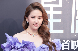 劉亦菲穿開中門露胸禮服 「偷補一塊布」依舊被誇