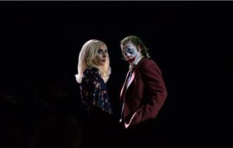 瓦昆菲尼克斯女神卡卡联手主演 《小丑：双重疯狂》预告曝光