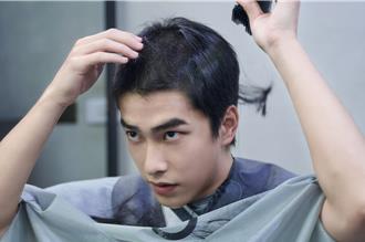 曾敬驊劇中雨夜遭毆打不吭聲 親自剃髮揮別過去