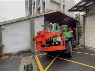 影》只差12秒！基隆吊車衝進民宅 泰籍移工險遭撞