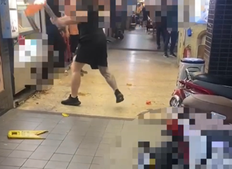 燒烤店佔騎樓太困擾 冰店怒檢舉！他竟拿椅子砸店畫面曝