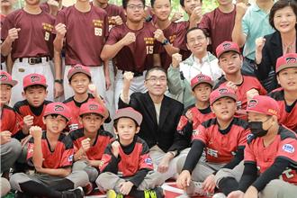 成功國中、東光國小軟棒奪冠  謝國樑贈加菜金打氣