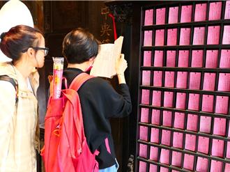 雲林財神廟AI化 「解籤輔助機器人」快速為信眾解惑