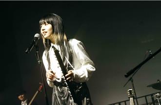 163 Braces朵芸香港开唱告捷　带领折纸船全场晕船